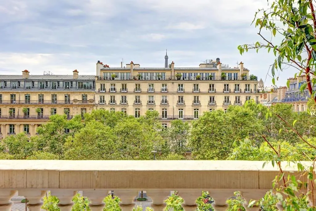 Une Vue Sur Les Champs-Elysees Paris